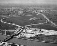 843839 Luchtfoto van de bouw van een remise voor de sneltram Utrecht-IJsselstein bij de Taludweg te Nieuwegein, uit het ...